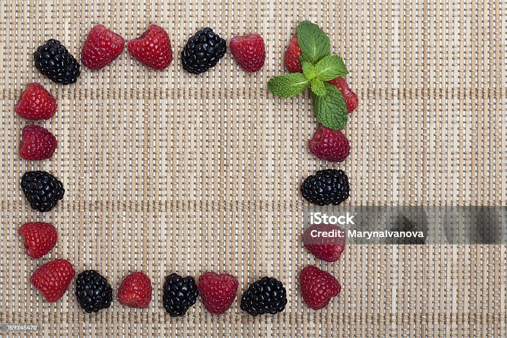 Quadro de frutas silvestres e hortelã - Foto de stock de Amora-preta royalty-free