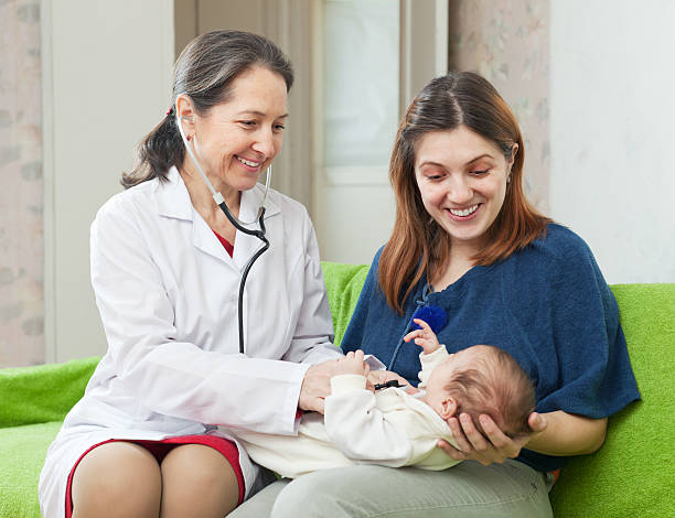 pediatra examinar recém- nascidos - cheerful doctor prescribes professional occupation imagens e fotografias de stock