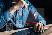 e-learning-online-kurs-mit-dokumenten-workshop-im-online-unterricht-video-ansehen-im-internet.jpg?b=1&s=170x170&k=20&c=Emg1EpjcadmidJYWqV3uBT4dXmjslOP__51wvH3C_QQ=