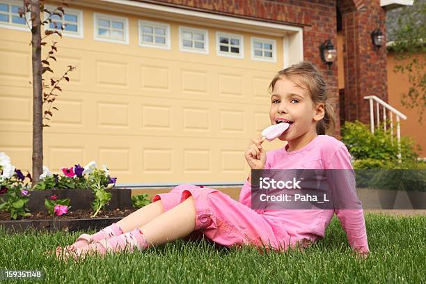 Menina Fica Perto De Casa E Come Gelado - Fotografias de stock e mais imagens de Ao Ar Livre - Ao Ar Livre, Casa de Campo - Casa, Comer