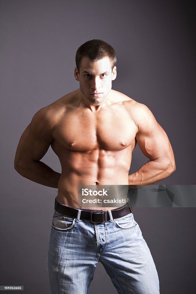 muscular man - Foto de stock de 20-24 años libre de derechos