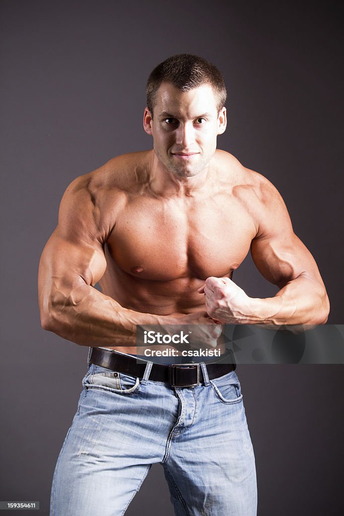 Мышечная человек - Стоковые фото 20-24 года роялти-фри