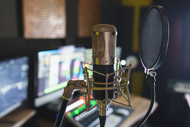 mikrofon im professionellen tonstudio - control room audio stock-fotos und bilder