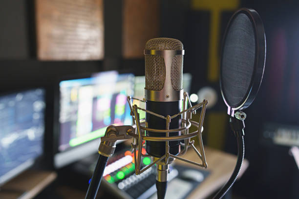 microphone dans un studio d’enregistrement professionnel - audio engineer photos et images de collection