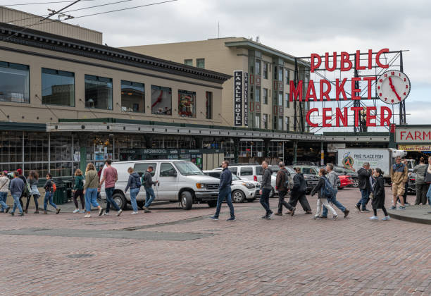 centro do mercado público sobre a entrada da pike street para o pike place market, seattle, eua - pike street - fotografias e filmes do acervo