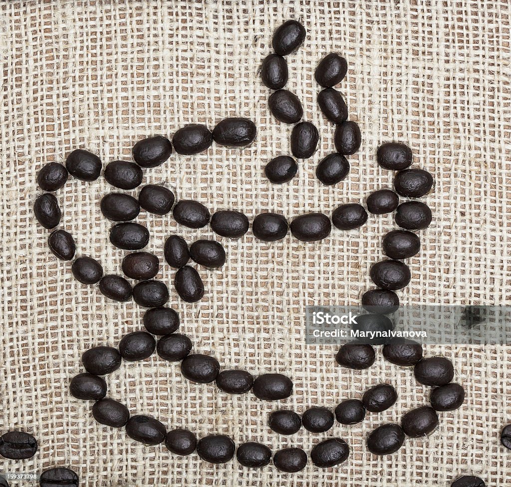 Caneca de café com grãos Aniagem de Cânhamo - Foto de stock de Aniagem de Cânhamo royalty-free