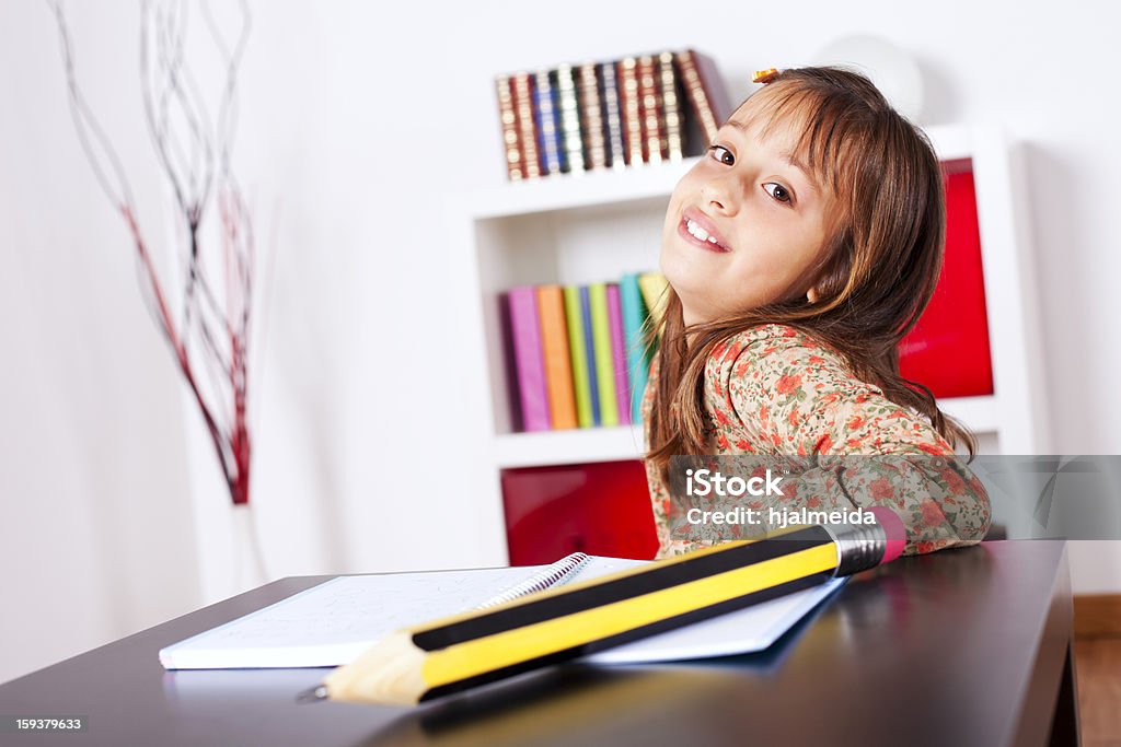 Petite fille écrit avec un gros crayon - Photo de Apprentissage libre de droits