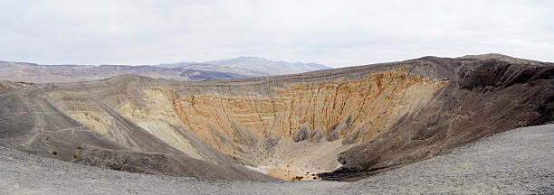 vista panorâmica do ubehebe cratera, no vale da morte - holizontal - fotografias e filmes do acervo