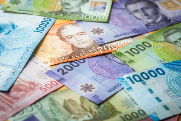 chile dinero esparcido sobre la mesa, concepto financiero, pesos todos los billetes - chilean ethnicity fotografías e imágenes de stock