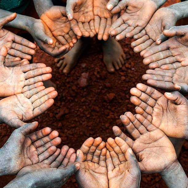 cerchio delle mani di giovani aperto - gift charity and relief work giving human hand foto e immagini stock