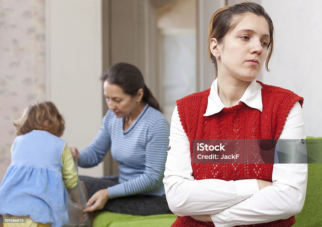 Madre e nonna con bambino dopo il contenzioso - Foto stock royalty-free di Abbigliamento casual