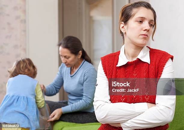 Madre E Nonna Con Bambino Dopo Il Contenzioso - Fotografie stock e altre immagini di Abbigliamento casual - Abbigliamento casual, Adulto, Adulto in età matura