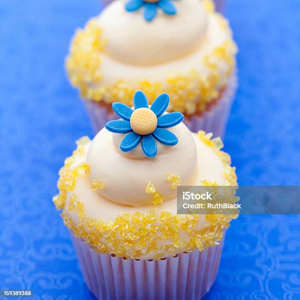 Photo libre de droit de Fleur De Cupcakes banque d'images et plus d'images libres de droit de Aliment - Aliment, Assiette, Bleu