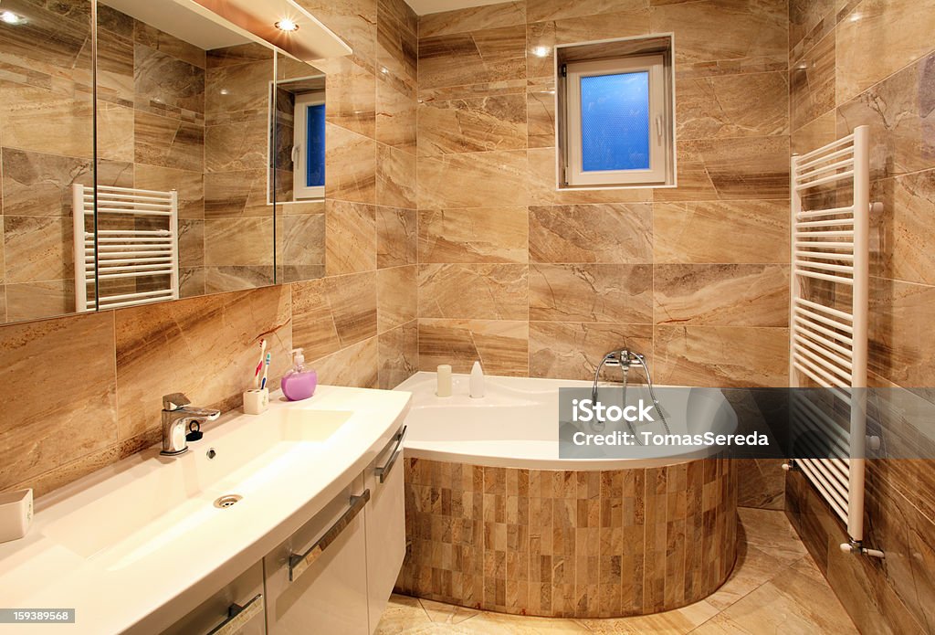 Bagno in casa di lusso con bagno e mobili - Foto stock royalty-free di Ambientazione interna