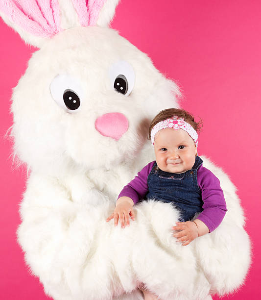 easter bunny umarmen wenig lächelnden babys – mädchen - period costume fotos stock-fotos und bilder