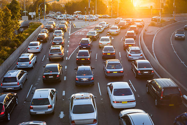 vista aérea de automóveis em trânsito - asphalt high angle view street traffic - fotografias e filmes do acervo