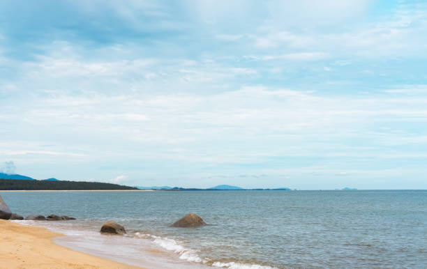 praia do mar e oceano azul com forma de onda suave na textura de areia, vista à beira-mar da duna de areia de brown beach em dia ensolarado de verão, holizontal para o fundo do banner de verão. - holizontal - fotografias e filmes do acervo