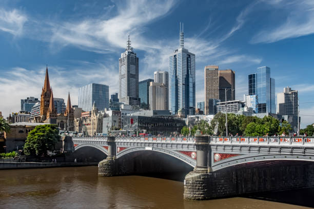 paesaggio urbano di melbourne e yarra river - victoria state melbourne australia church foto e immagini stock