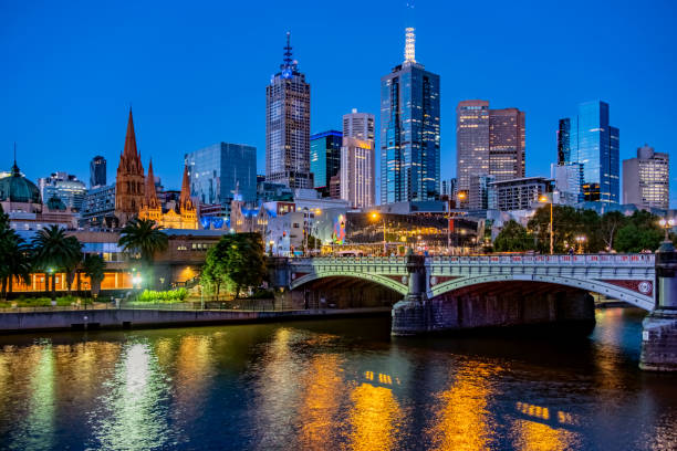 skyline della città di melbourne al crepuscolo - victoria state melbourne australia church foto e immagini stock