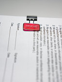 nahaufnahme-des-wichtigen-erinnerungsclips-auf-dem-dokument.jpg?b=1&s=170x170&k=20&c=3ysDczC8BW0gkFkKCQn9RGrBnww8WuDVI6MpgVLM7EY=