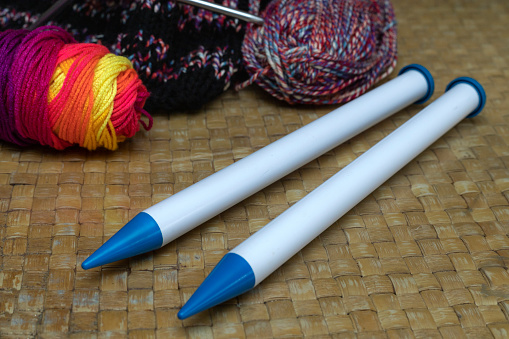 25 mm straight plastic needles recommended for knitting projects with very thick wool.