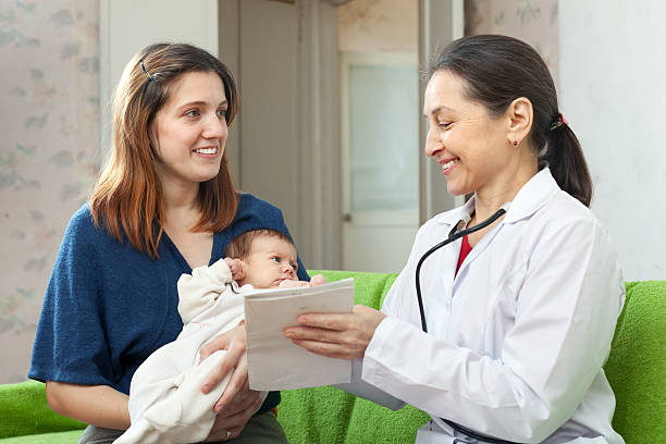 médico fala com a mãe de bebê recém-nascido - cheerful doctor prescribes professional occupation imagens e fotografias de stock