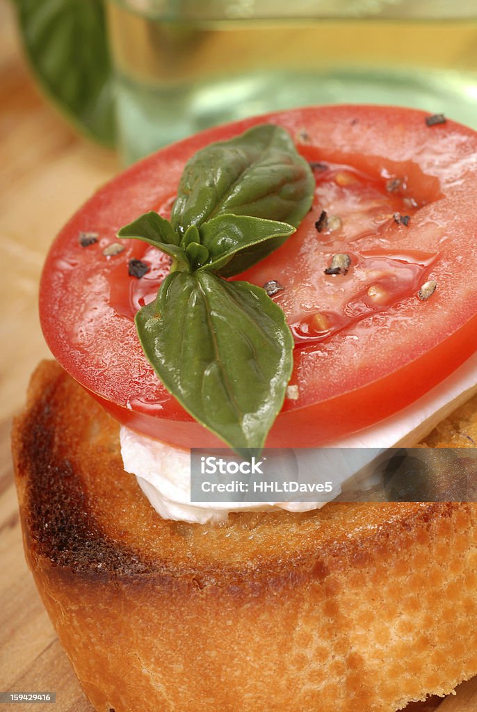 Bruschetta de tomate, muçarela e manjericão - Foto de stock de Alimentação Saudável royalty-free