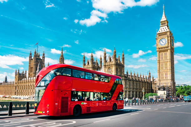 londyn, big ben i ruch na westminster bridge - bus double decker bus london england uk zdjęcia i obrazy z banku zdjęć
