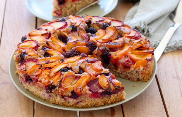 Bolo de frutas e bagas - foto de acervo