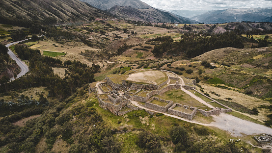 Vista aérea de las ruinas de la fortaleza inca de Puka Pukara fuera de Cusco, Perú photo