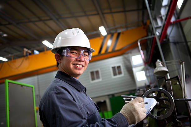 asiático masculino mecânico industrial - ncc imagens e fotografias de stock