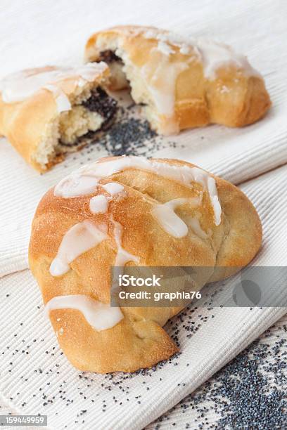 Foto de Bagels Com Sementes De Papoula Em Um Fundo Branco e mais fotos de stock de Assar - Assar, Bolo, Branco