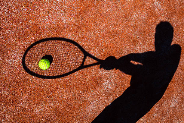 ombre d'une joueuse de tennis en action - tennis forehand people sports and fitness photos et images de collection