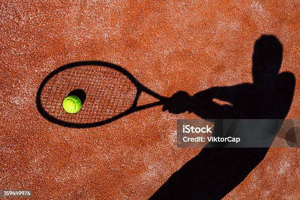 Foto de Sombra De Um Jogador De Tênis Em Ação e mais fotos de stock de Tênis - Esporte de Raquete - Tênis - Esporte de Raquete, Sombra, Raquete de Tênis