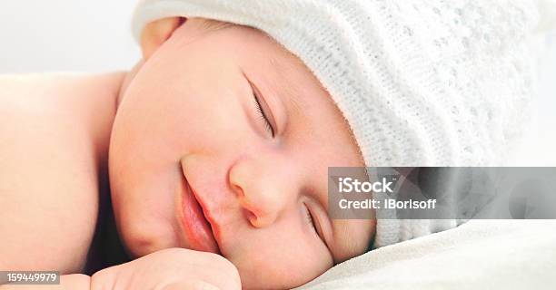 Sorridente Neonato In Cappello Bianco - Fotografie stock e altre immagini di Sorridere - Sorridere, Bambino appena nato, Bebé