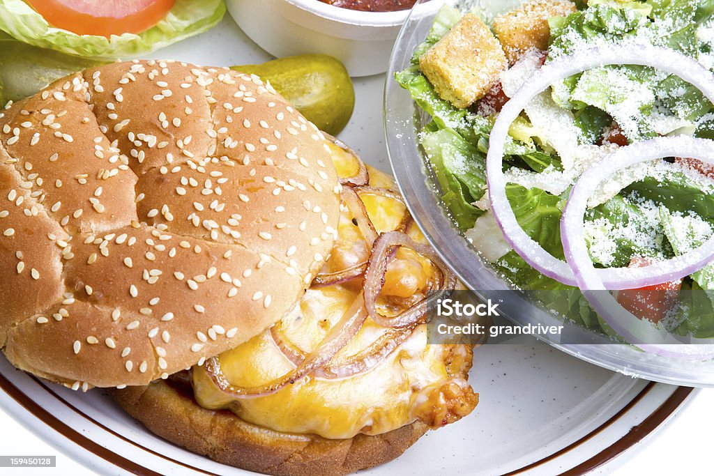 Panino di pollo fritto con fagioli e insalata - Foto stock royalty-free di Alimentazione non salutare