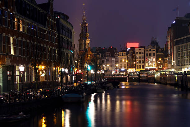 miasto malowniczym z amsterdamu w holandii w nocy - munt tower zdjęcia i obrazy z banku zdjęć