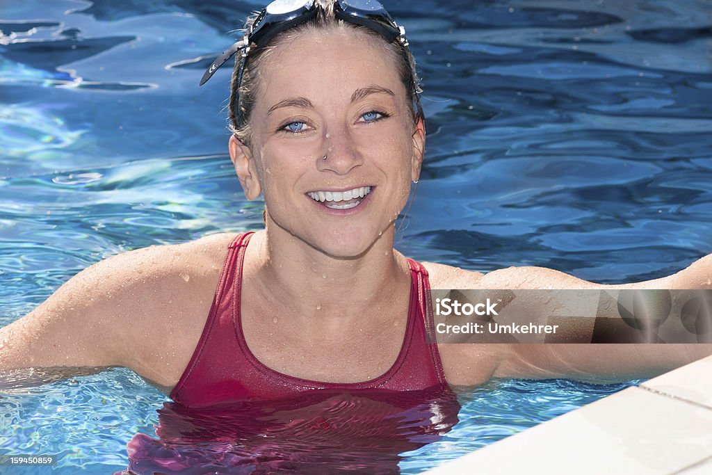 Mujer rubia en la piscina - Foto de stock de Actividades recreativas libre de derechos