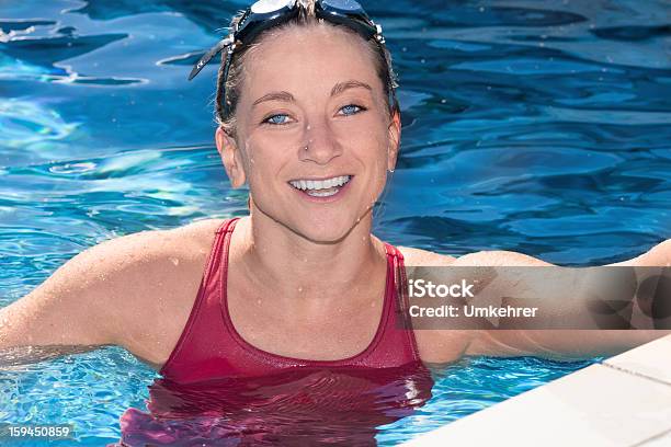 Mujer Rubia En La Piscina Foto de stock y más banco de imágenes de Actividades recreativas - Actividades recreativas, Adulto, Agua