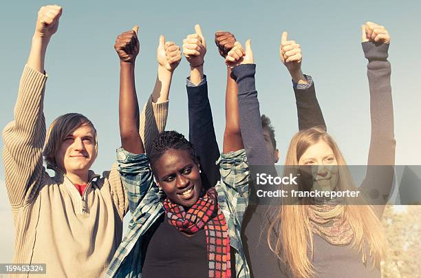 Prolongadas Caucásico Adulto Joven Botón Pulgar Levantado Foto de stock y más banco de imágenes de 20 a 29 años