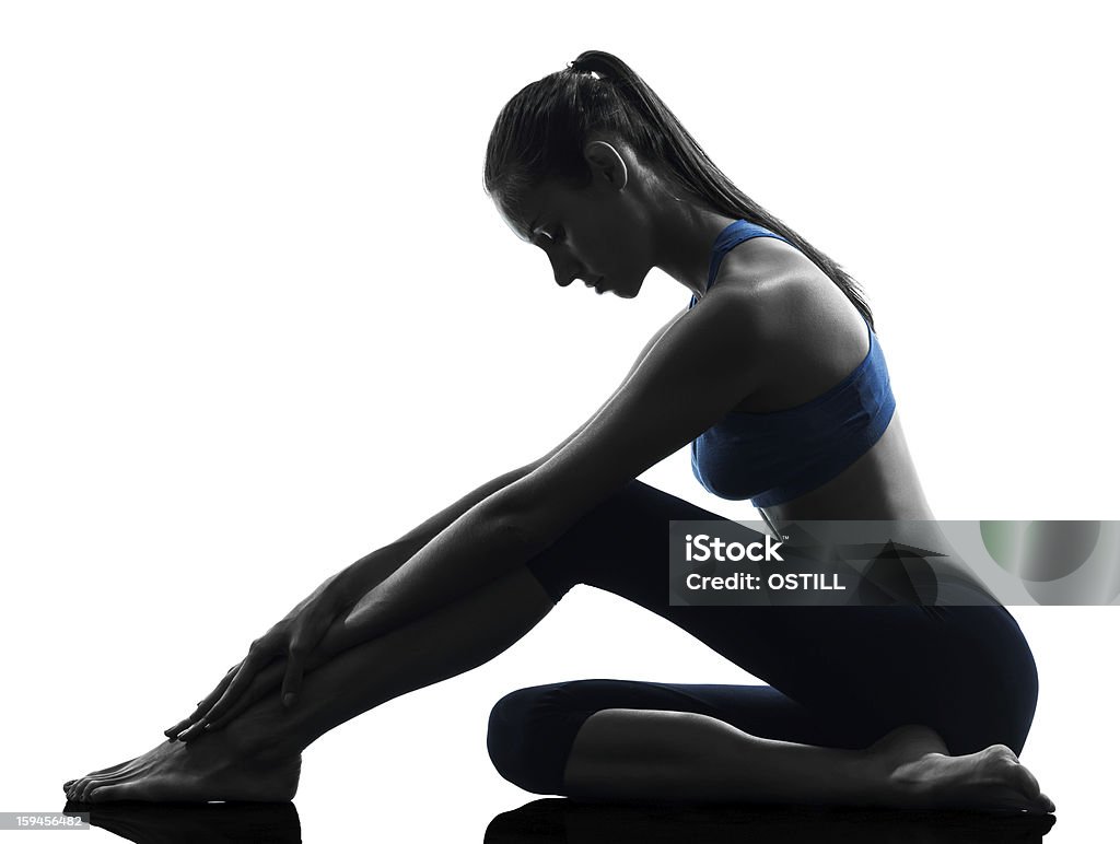 Mujer ejercicio de yoga estiramientos de estar - Foto de stock de Yoga libre de derechos