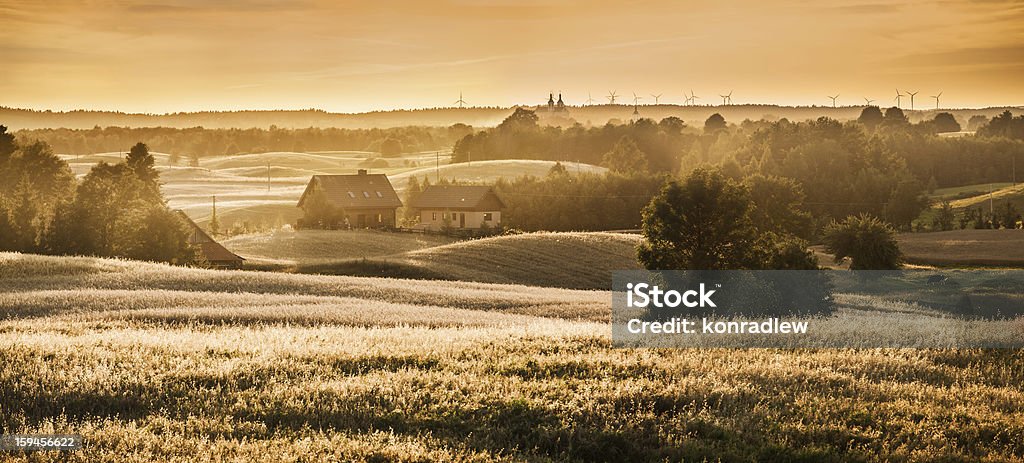 Colline ondulate-tramonto sul panorama di terreni agricoli Distante - Foto stock royalty-free di Grano - Graminacee