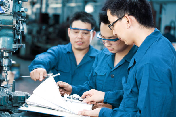 foreman und arbeiter überprüfen der werkzeuge in fabrik - mechanician stock-fotos und bilder
