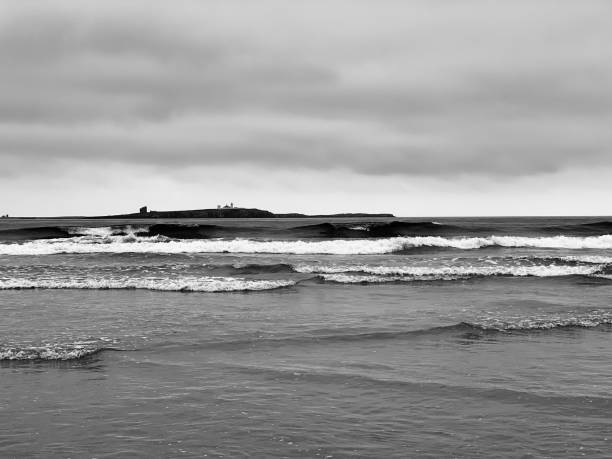 eine insel vor der küste von bamburgh - bamburgh northumberland england white beach stock-fotos und bilder