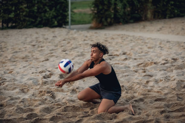 męski portret wielorasowej osoby grającej w siatkówkę plażową. mężczyzna z piłką na zewnątrz, fotografia stylu życia z pięknymi sportowcami. - men swimwear full length fashion model zdjęcia i obrazy z banku zdjęć