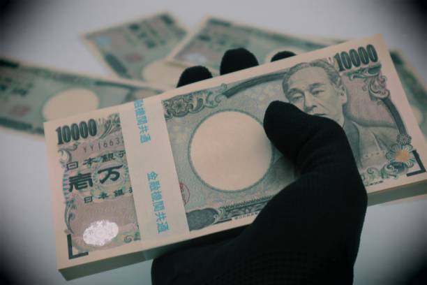 istock Person holding Japanese banknotes 1595549410