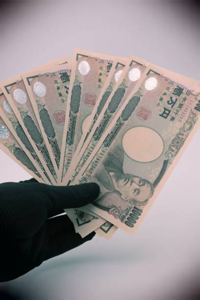 istock Person holding Japanese banknotes 1595552353