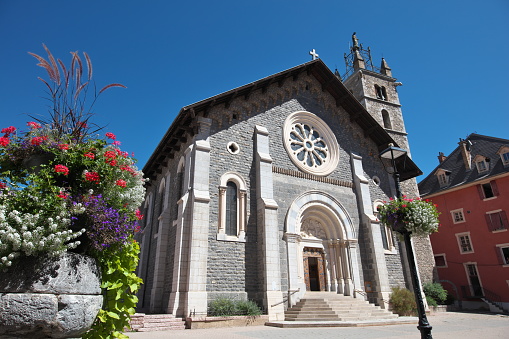 The construction of this religious building in the Alpes-de-Haute-Provence Sub-Prefecture began in 1923 and was completed in 1928 in place of a church dating from the 17th century. Only the bell tower of the old place of worship was preserved