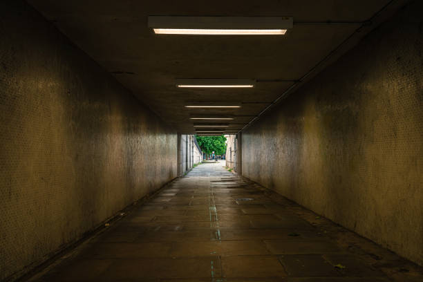 licht am ende des tunnels - london england vanishing point underground diminishing perspective stock-fotos und bilder