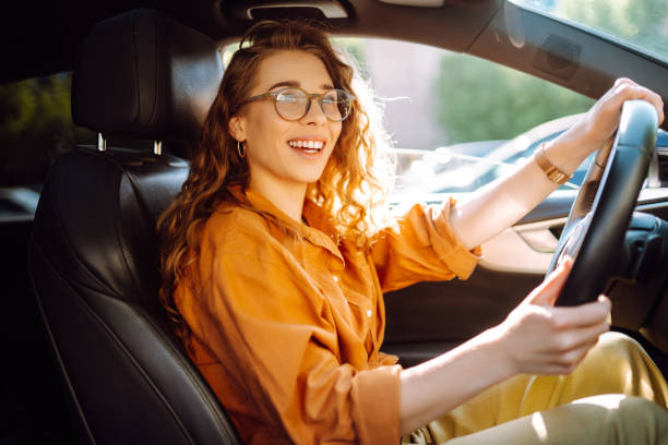 donna elegante alla guida di una macchina. - driving foto e immagini stock